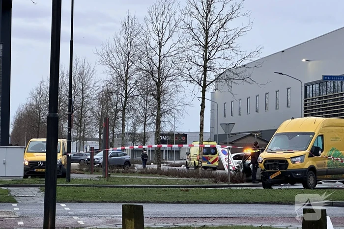 Automobilist en pakketbezorger botsen op elkaar