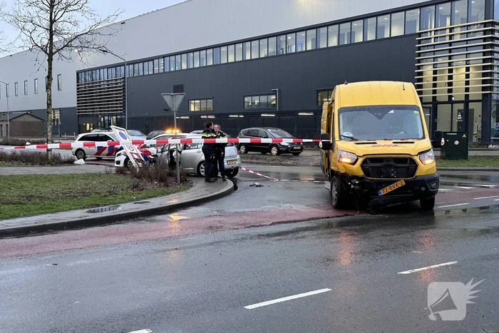 Automobilist en pakketbezorger botsen op elkaar