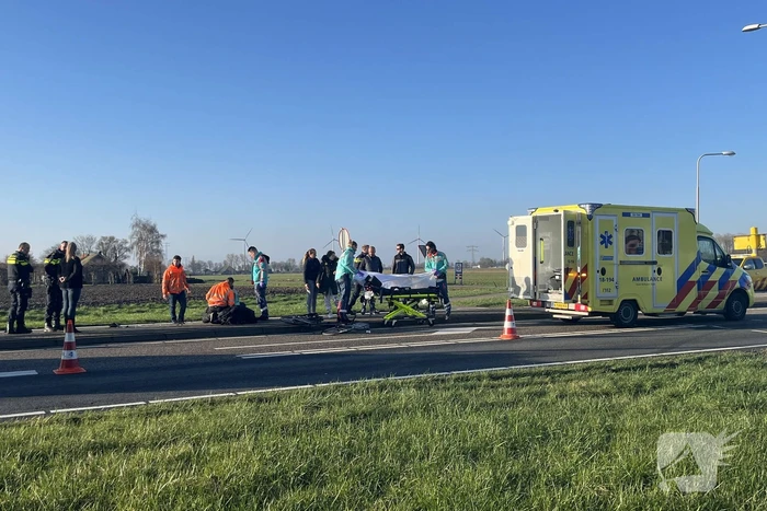 Fietser en motorrijder hard in botsing