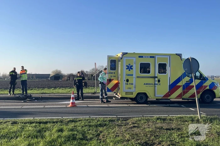 Fietser en motorrijder hard in botsing