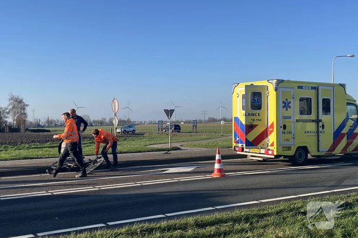 Fietser en motorrijder hard in botsing