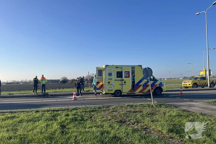 Fietser en motorrijder hard in botsing