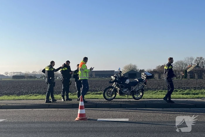 Fietser en motorrijder hard in botsing