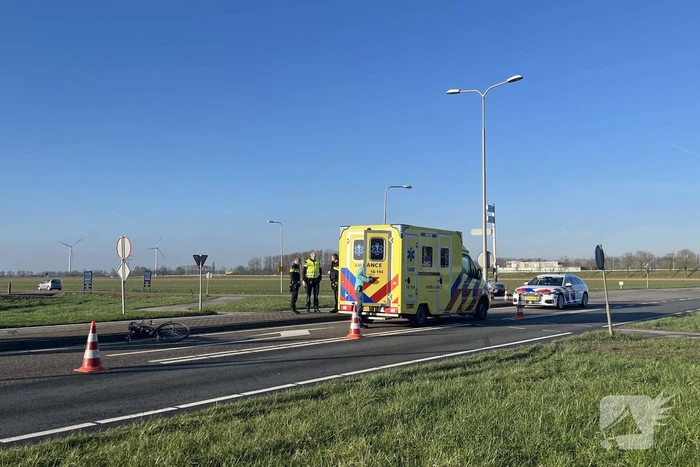 Fietser en motorrijder hard in botsing