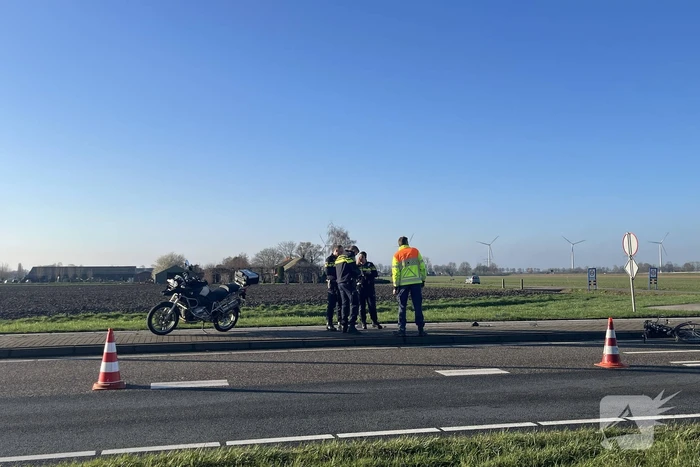 Fietser en motorrijder hard in botsing