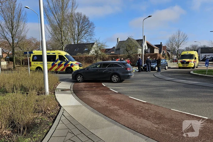 Automobilist en fietser in botsing op rotonde