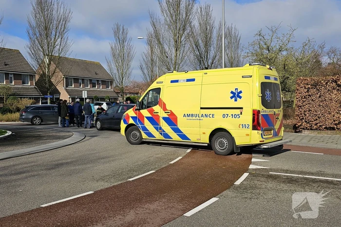 Automobilist en fietser in botsing op rotonde