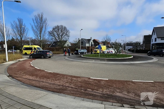 Automobilist en fietser in botsing op rotonde