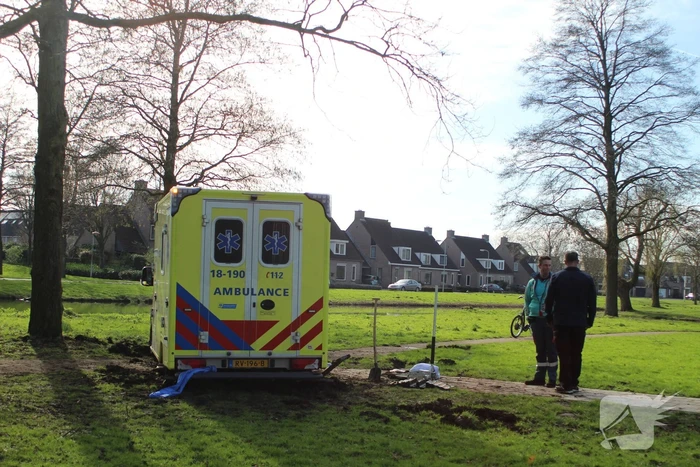 Vastgereden ambulance losgetrokken door graafmachine