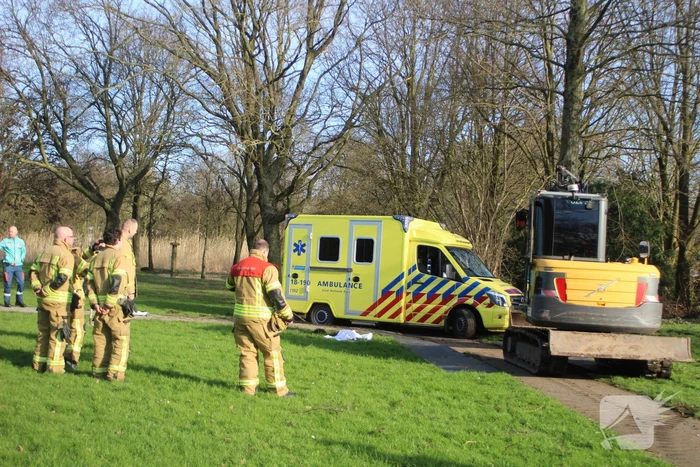 Vastgereden ambulance losgetrokken door graafmachine