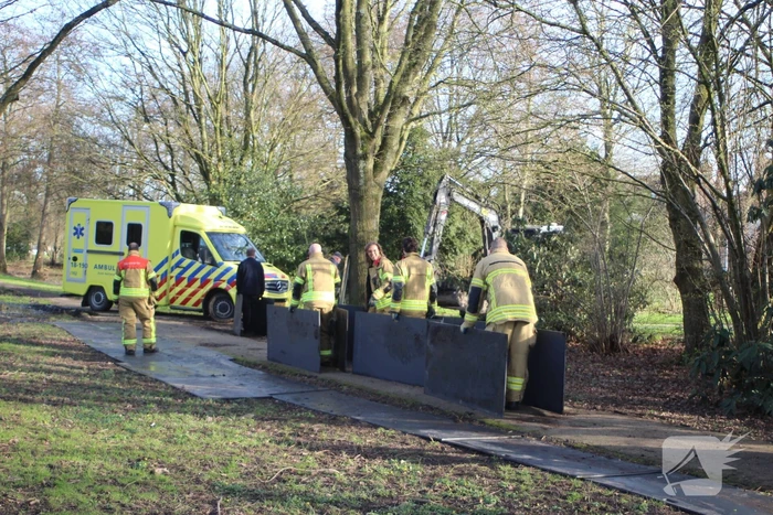 Vastgereden ambulance losgetrokken door graafmachine