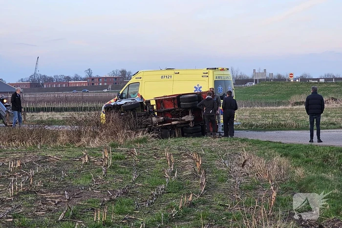 Gekantelde landbouwvoertuig plet fiets