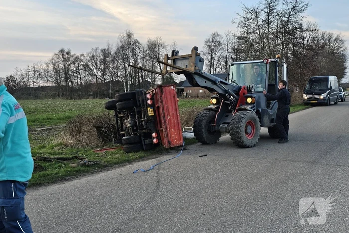 Gekantelde landbouwvoertuig plet fiets