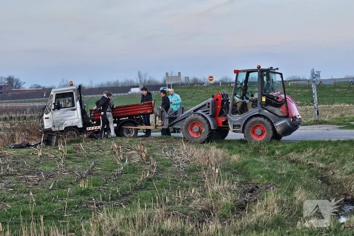 Gekantelde landbouwvoertuig plet fiets