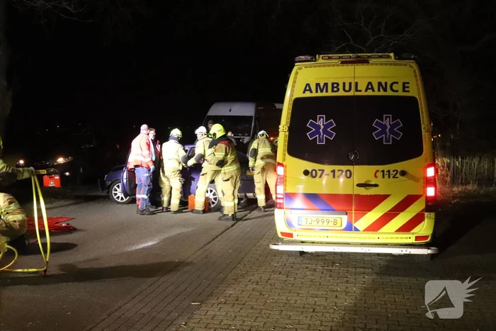 Persoon bekneld na aanrijding met boom