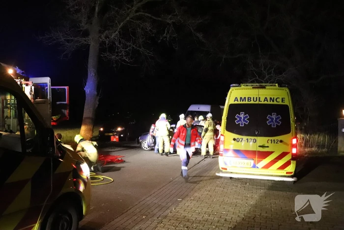 Persoon bekneld na aanrijding met boom
