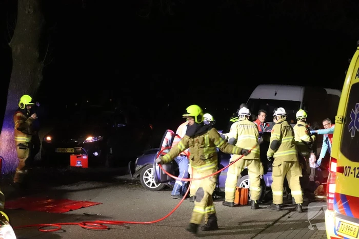 Persoon bekneld na aanrijding met boom