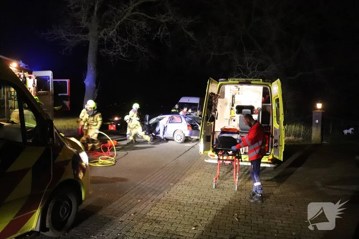 Persoon bekneld na aanrijding met boom