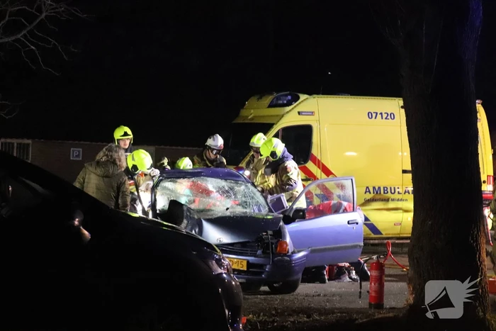 Persoon bekneld na aanrijding met boom