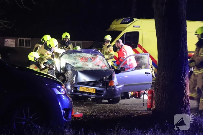 Persoon bekneld na aanrijding met boom