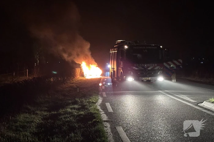 Voertuig brand voledig uit na hevige brand