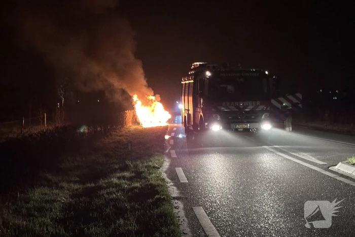 Voertuig brand voledig uit na hevige brand
