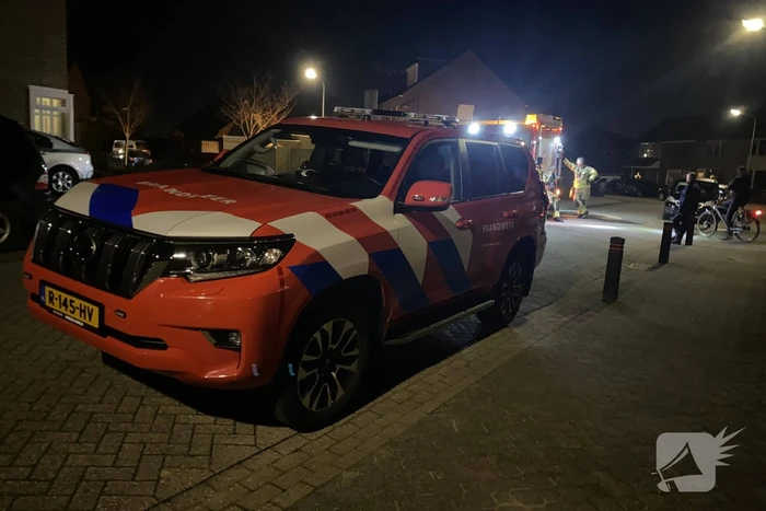 Brandweer spoelt riool na benzinelucht
