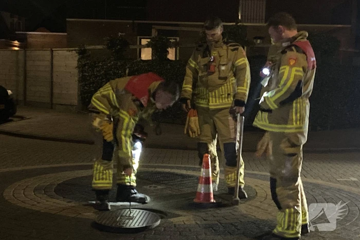 Brandweer spoelt riool na benzinelucht