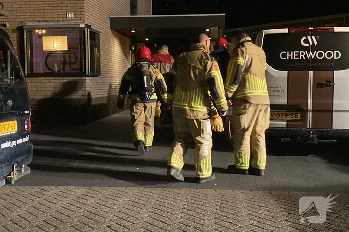 Brandweer spoelt riool na benzinelucht