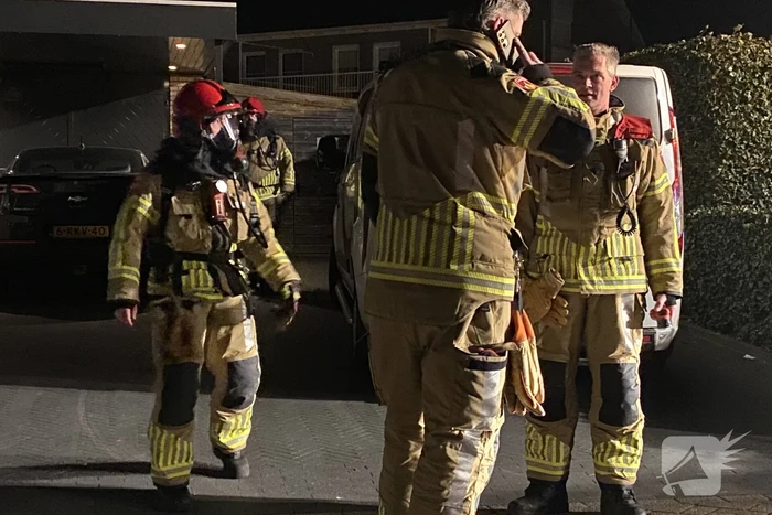 Brandweer spoelt riool na benzinelucht