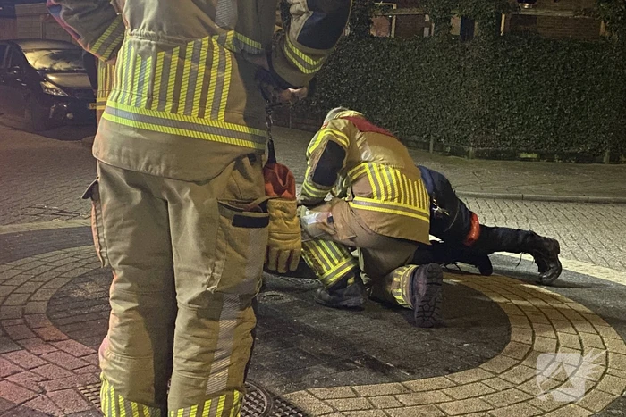 Brandweer spoelt riool na benzinelucht