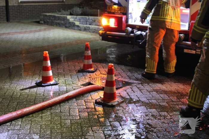 Brandweer spoelt riool na benzinelucht