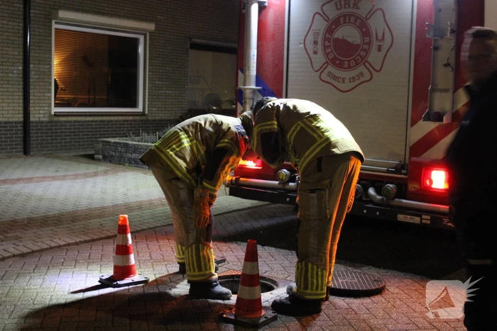 Brandweer spoelt riool na benzinelucht