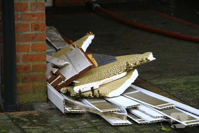 Personenauto vat vlam onder carport