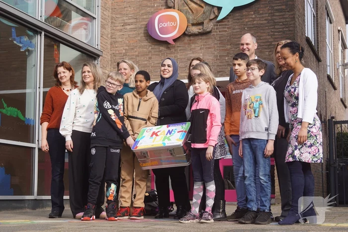 Wethouder overhandigt leskist om taboe rond armoede te doorbreken