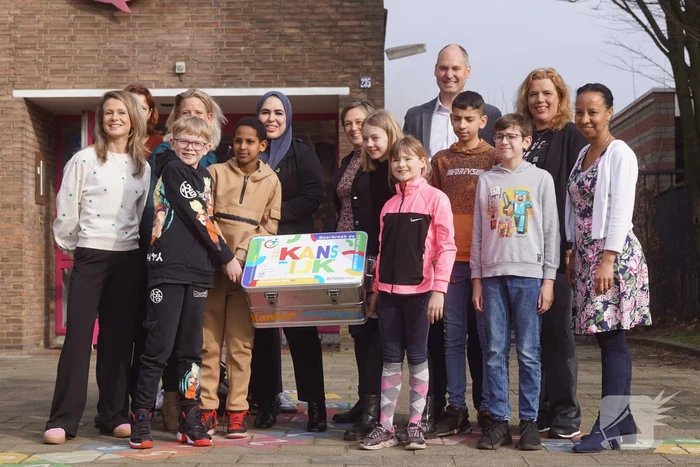 Wethouder overhandigt leskist om taboe rond armoede te doorbreken