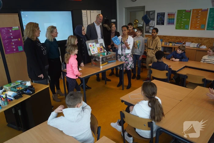 Wethouder overhandigt leskist om taboe rond armoede te doorbreken