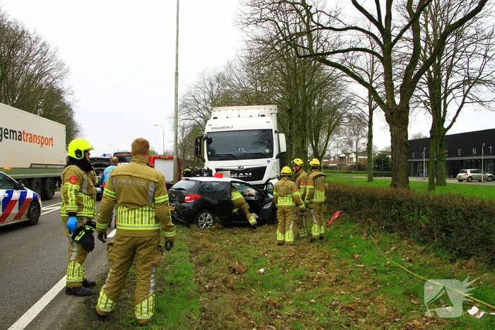 Automobilist bekneld na aanrijding met vrachtwagen
