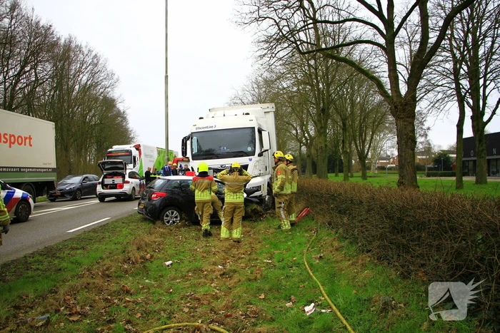 Automobilist bekneld na aanrijding met vrachtwagen