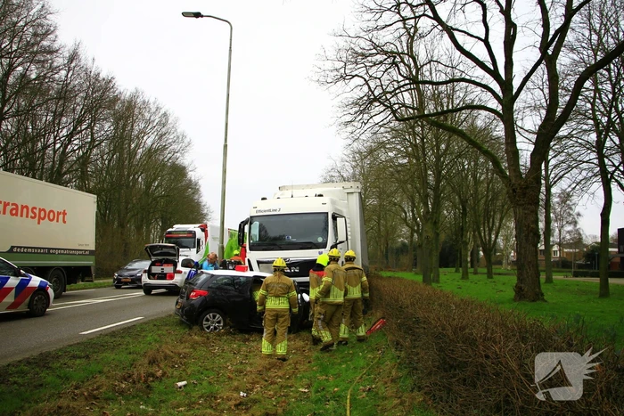 Automobilist bekneld na aanrijding met vrachtwagen