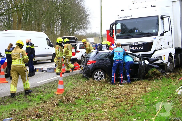 Automobilist bekneld na aanrijding met vrachtwagen