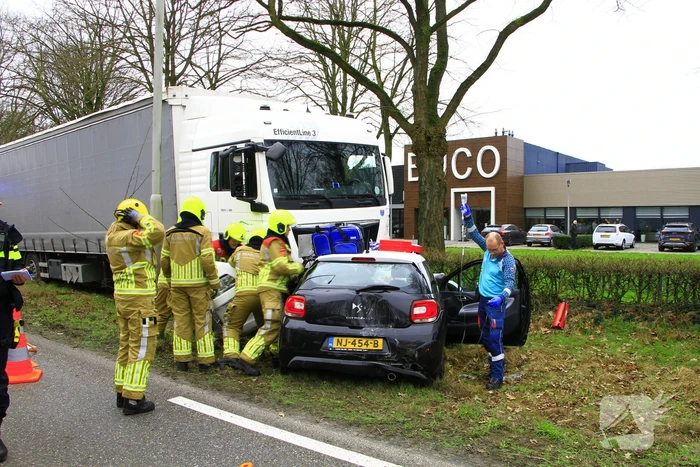 Automobilist bekneld na aanrijding met vrachtwagen