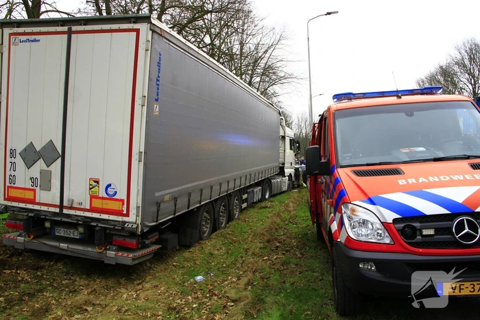Automobilist bekneld na aanrijding met vrachtwagen