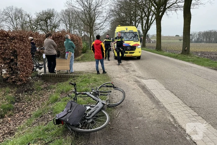 Fietser geschept door achteruitrijdende bezorger