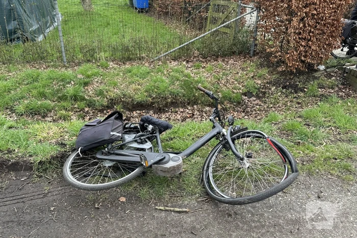 Fietser geschept door achteruitrijdende bezorger