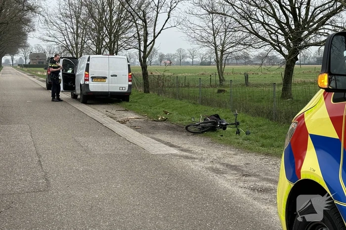 Fietser geschept door achteruitrijdende bezorger