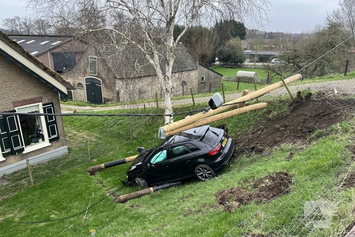 Automobilist vliegt met Audi de dijk af