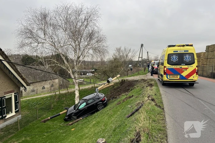 Automobilist vliegt met Audi de dijk af