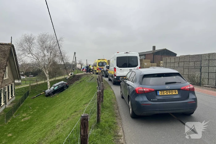 Automobilist vliegt met Audi de dijk af