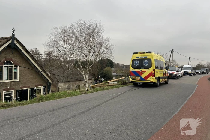 Automobilist vliegt met Audi de dijk af